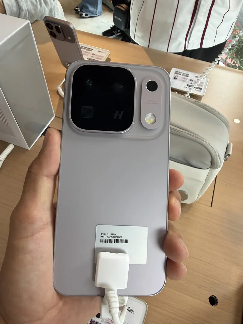 Find X10 Pro Max dipegang, pandangan belakang