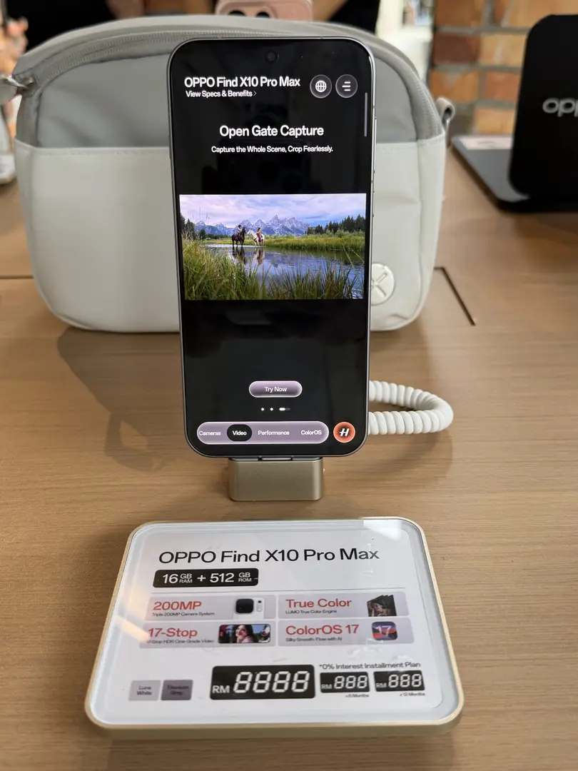 Find X10 Pro Max di meja pameran